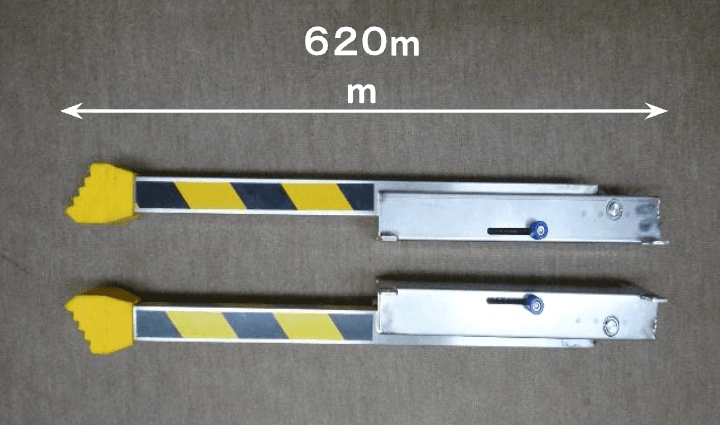 セーフティーライダー本体左右と全長620mmを示した写真。